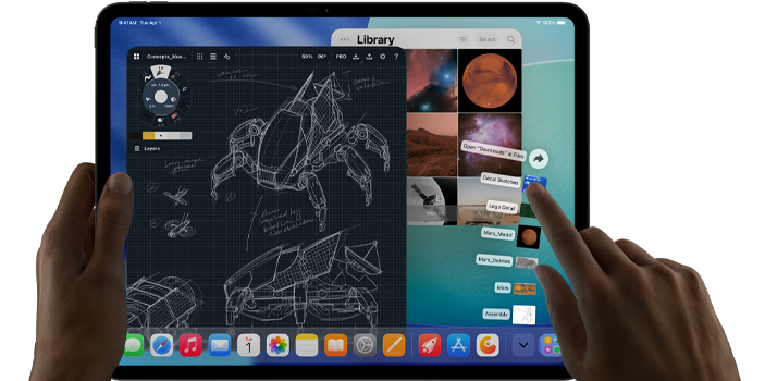 iPad Pro, vesmírně černá barva, levá ruka drží zařízení, pravá ruka ukazuje a gesty ovládá okna různých otevřených aplikací, aplikace na kreslení s náčrtky mechanických strojů, knihovna fotek se snímky planet a vesmíru, rozložené zobrazení souborů ve složce stahování